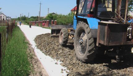 Геотекстиль потом щебень для устройства дороги